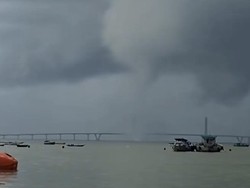 Viral Pusaran Angin Bak Tornado di Dekat Jembatan Suramadu