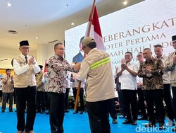 Wakil Ketua DPR Lepas Kloter Pertama Jemaah Haji Embarkasi Banten