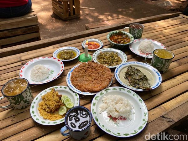 Lokasinya dekat Kuburan, Warung Makan di BSD Ini Justru Laris Manis!