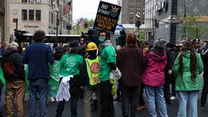 Aksi Blokade Hari Bumi di New York, Aktivis Iklim Targetkan Trump Tower