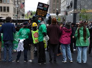 Aksi Blokade Hari Bumi di New York, Aktivis Iklim Targetkan Trump Tower