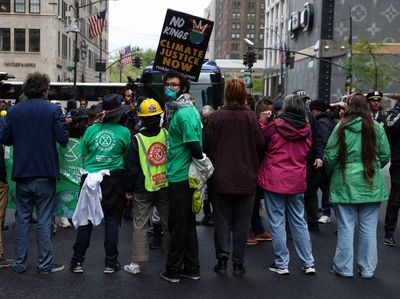 Aksi Blokade Hari Bumi di New York, Aktivis Iklim Targetkan Trump Tower
