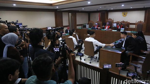 Sidang vonis digelar di Pengadilan Negeri Jakarta Pusat, Kamis (23/4/2026). Ammar diadili dan divonis berbareng lima terdakwa lain dalam perkara ini.