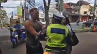 Bule Italia Tak Pakai Helm Ngamuk Ditilang Polisi, Ia Terancam Dideportasi