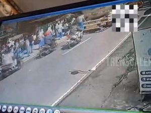 Terekam CCTV Akhir Tragis Pria Kediri Bunuh Diri Masuk ke Kolong Truk