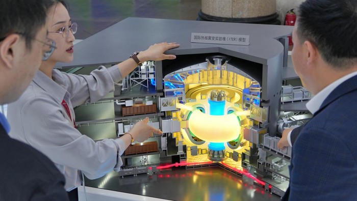 China Gelar Pameran Industri Nuklir Internasional BEIJING, CHINA - APRIL 22, 2026 - Visitors learn about intelligent equipment in the field of nuclear energy at the 2026 China International Nuclear Industry Exhibition in Beijing, China on April 22, 2026. (Photo credit should read CFOTO/Future Publishing via Getty Images)