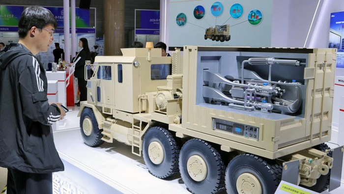 China Gelar Pameran Industri Nuklir Internasional BEIJING, CHINA - APRIL 22, 2026 - Visitors learn about intelligent equipment in the field of nuclear energy at the 2026 China International Nuclear Industry Exhibition in Beijing, China on April 22, 2026. (Photo credit should read CFOTO/Future Publishing via Getty Images)