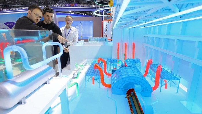 China Gelar Pameran Industri Nuklir Internasional BEIJING, CHINA - APRIL 22, 2026 - Visitors learn about intelligent equipment in the field of nuclear energy at the 2026 China International Nuclear Industry Exhibition in Beijing, China on April 22, 2026. (Photo credit should read CFOTO/Future Publishing via Getty Images)