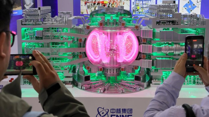 China Gelar Pameran Industri Nuklir Internasional BEIJING, CHINA - APRIL 22, 2026 - Visitors learn about intelligent equipment in the field of nuclear energy at the 2026 China International Nuclear Industry Exhibition in Beijing, China on April 22, 2026. (Photo credit should read CFOTO/Future Publishing via Getty Images)