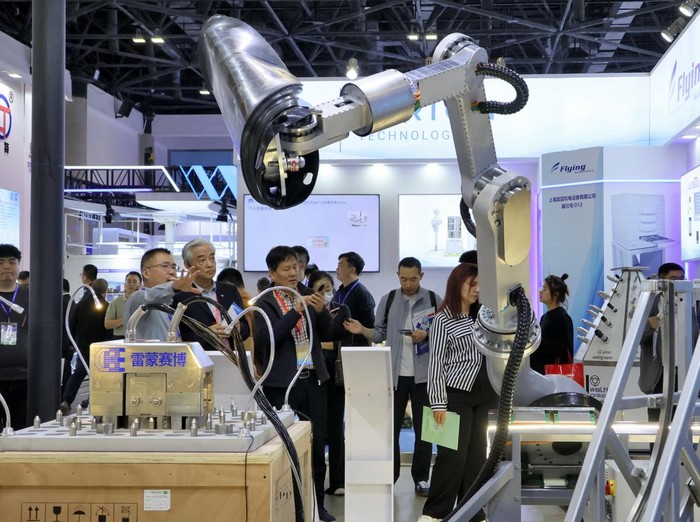 China Gelar Pameran Industri Nuklir Internasional BEIJING, CHINA - APRIL 22, 2026 - Visitors learn about intelligent equipment in the field of nuclear energy at the 2026 China International Nuclear Industry Exhibition in Beijing, China on April 22, 2026. (Photo credit should read CFOTO/Future Publishing via Getty Images)