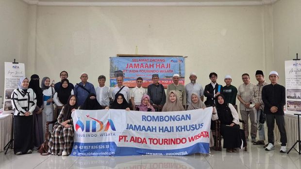 Manasik Praktek oleh Ustad Drs. Abdullah Salim Bahreisy. Foto Dok: Aida Tourindo Wisata