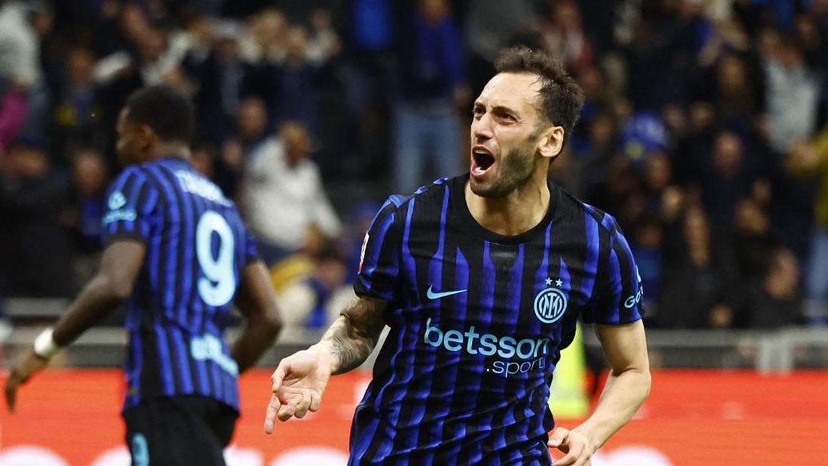 Hakan Calhanoglu tetap di Inter Milan musim depan? (REUTERS/Alessandro Garofalo)