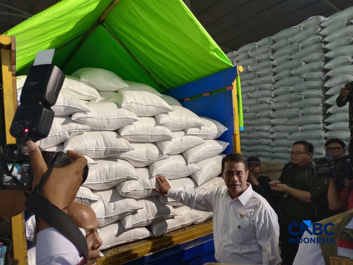 Inspeksi Mendadak Menteri Pertanian dan Direktur Utama Perum Bulog dalam rangka pengecekan stok beras di JDP karawang 1 Logistic Park, Karawang, Jawa Barat, Kamis (23/4/2026). (CNBC Indonesia/Martya Rizky)