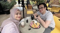 Intip Keseruan Tengku Firmansyah dan Cindy Fatikasari Kulineran Keliling Kanada