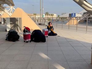 Sujud Syukur Jemaah Haji Kloter 1 Asal Tanjungpinang Saat Tiba di Madinah