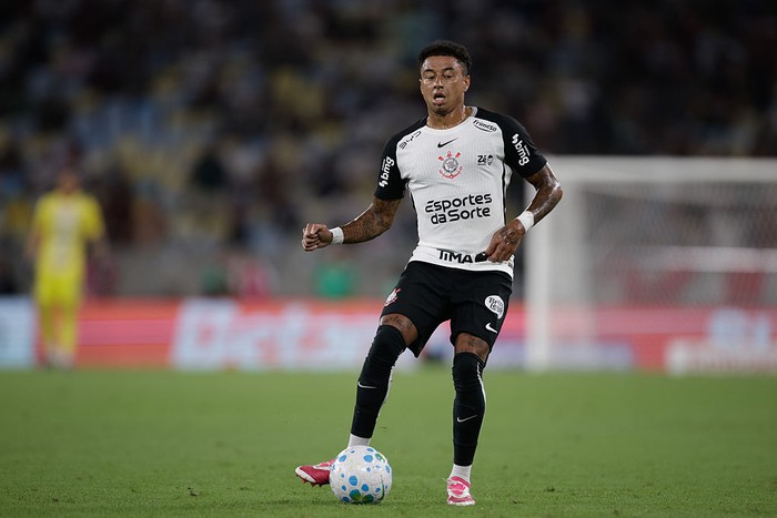 RIO DE JANEIRO, BRAZIL - APRIL 01: Jesse Lingard of Corinthians passes the ball during the match between Fluminense and Corinthians as part of Brasileirao 2026 at Maracana Stadium on April 01, 2026 in Rio de Janeiro, Brazil. (Photo by Ruano Carneiro/