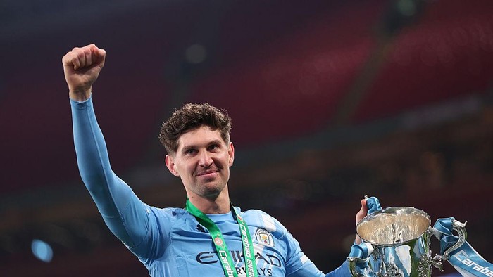 LONDON, ENGLAND - MARCH 22: John Stones of Manchester City celebrates with the trophy after the Carabao Cup Final match Arsenal and between Manchester City at Wembley Stadium on March 22, 2026 in London, England. (Photo by Marc Atkins/Getty Images)
