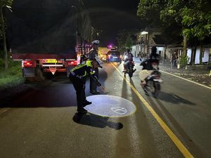 Tabrak Avanza Lalu Jatuh, 2 Pemotor di Jember Tewas Terlindas Truk