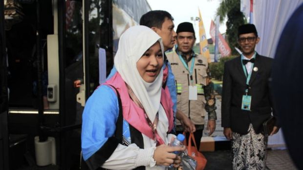 Calon jamaah haji (CJH) termuda berusia 15 tahun atas nama Latifa Syafvina Putri Zuhrizal tiba di Embarkasi Padang, Kamis, (23/4/2026). Antara/HO-Pribadi