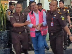 Tangisan Ketua DPRD Magetan Tersangka Korupsi Rp 242 M Saat Ditahan