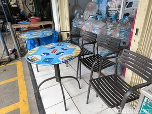 Ajaibnya Kursi Besi Minimarket, Tempat Healing dari Dunia yang Berisik