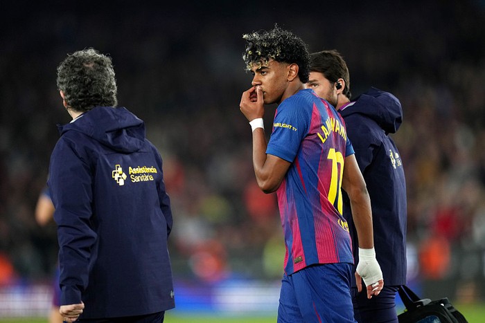 BARCELONA, SPAIN - APRIL 22: Lamine Yamal of FC Barcelona is substituted with an injury during the LaLiga EA Sports match between FC Barcelona and RC Celta de Vigo at Spotify Camp Nou on April 22, 2026 in Barcelona, Spain. (Photo by Alex Caparros/Get