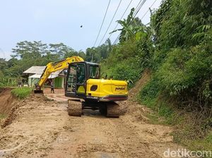 Longsor Timbun Jalan, Akses ke Situs Gunung Padang Lumpuh Sementara