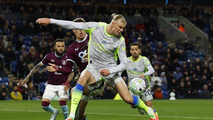 Soccer Football - Premier League - Burnley v Manchester City - Turf Moor, Burnley, Britain - April 22, 2026 Manchester Citys Erling Haaland in action with Burnleys Maxime Esteve Action Images via Reuters/Jason Cairnduff EDITORIAL USE ONLY. NO USE W