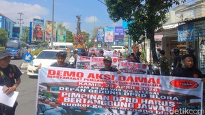 Massa Demo Minta DPRD Blora Setop Kunjungan Kerja