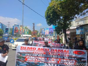 Massa Demo Minta DPRD Blora Setop Kunjungan Kerja