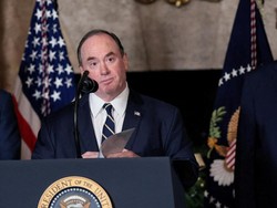 Menteri Angkatan Laut AS Mundur Saat Blokade Selat Hormuz, Ada Apa?