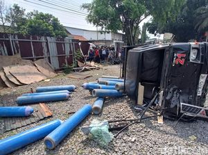 Mobil Tabung Oksigen Ugal-ugalan Tabrak 2 Motor di Banyumas, 1 Orang Tewas