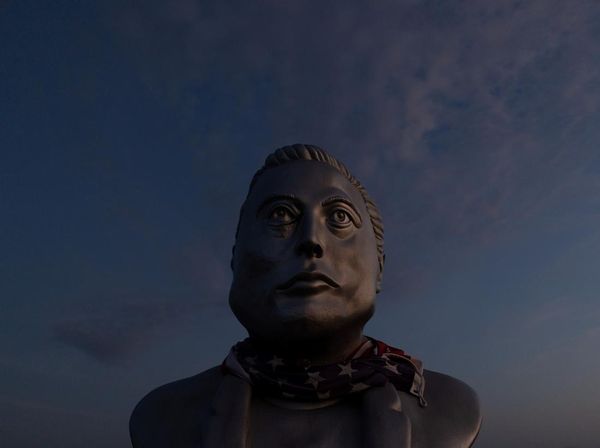 Patung dan Mural Elon Musk Hiasi Starbase, SpaceX Bersiap IPO