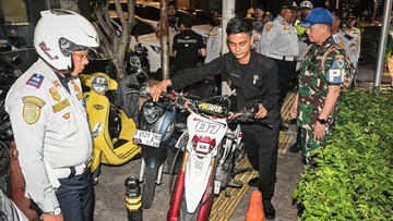 Nekat Parkir di Trotoar, Kendaraan di Gunawarman Langsung Ditertibkan