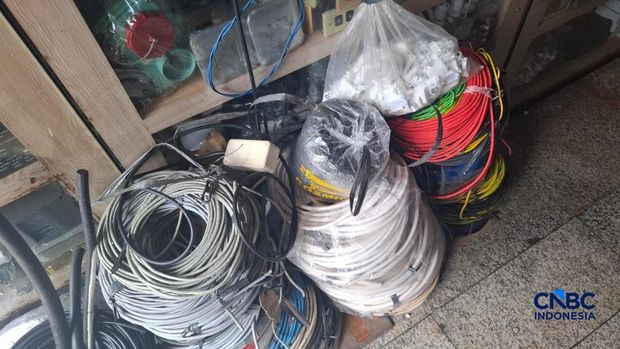 Pedagang teriak nilai kabel naik tinggi seperti nan terjadi dibeberapa gerai di area Glodok, Jakarta, Kamis (23/4/2026). (CNBC Indonesia/Chandra Dwi Pranata)