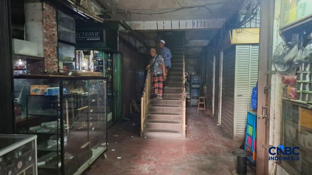 Pemadaman listrik terjadi pada sejumlah gerai di Glodok, Jakarta, Kamis (23/4/2026). (CNBC Indonesia/Chandra Dwi Pranata)