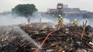 Pendinginan Kebakaran Sampah Kelapa Gading Masih Berlanjut