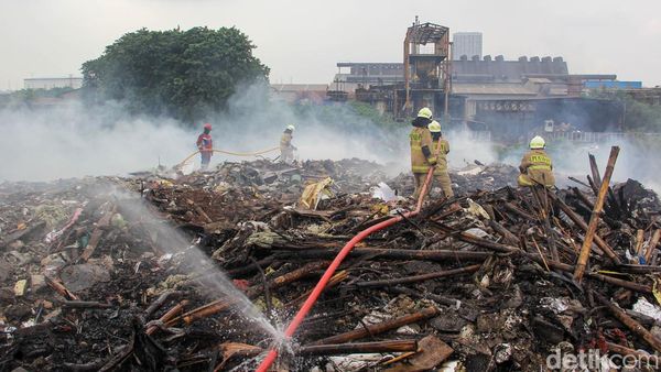 Pendinginan Kebakaran Sampah Kelapa Gading Masih Berlanjut
