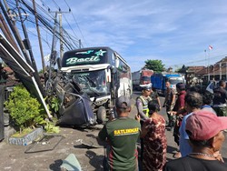 Bus Pariwisata Hantam Kijang Parkir di Jalan Denpasar-Gilimanuk hingga Ringsek