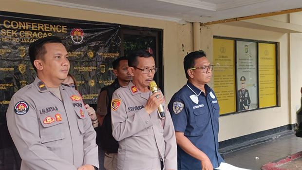 Polisi menetapkan dua orang pengemudi angkot nan musuh arah dan memecahkan kaca mobil lain di Jaktim
