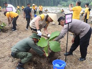 Bhayangkari dan Polres Blitar Kota Hijaukan Lahan Kritis