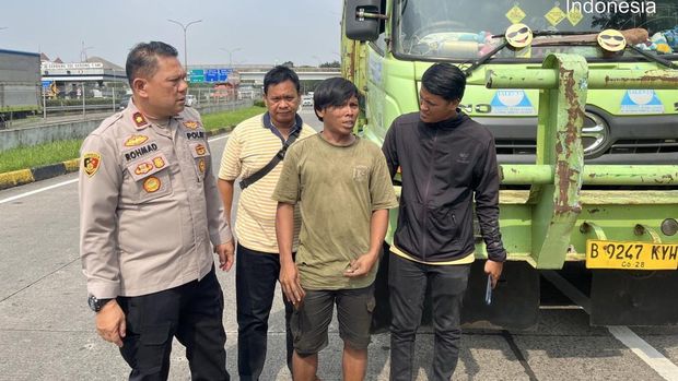 Polsek Ciracas mengamankan pengemudi angkot nan viral melawan arah dan memcahkan kaca mobil di Jaktim.