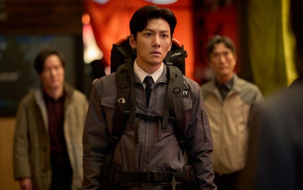 Ji Chang Wook akan menunjukkan sisi barunya sebagai seorang penjaga keamanan dalam film 'Colony'. Karakternya membawa peranan penting untuk menghadapi konfilk utama film berupa menyebarnya wabah.