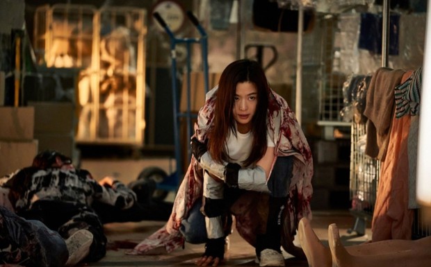Jun Ji Hyun akan kembali menyapa publik melalui film Colony. Dalam proyek barunya tersebut sang aktris siap menunjukkan aksi heroik dengan memerankan ahli bioteknologi.