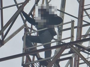 5 Fakta Pria Panjat Tower di Sidoarjo Diduga Depresi gegara Asmara