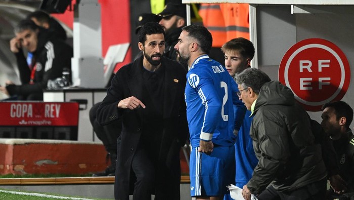 ALBACETE, SPAIN - JANUARY 14: Alvaro Arbeloa, Head Coach of Real Madrid, interacts with Daniel Carvajal of Real Madrid during the Copa del Rey Round of 16 match between Albacete Balompie and Real Madrid at Estadio Carlos Belmonte on January 14, 2026 