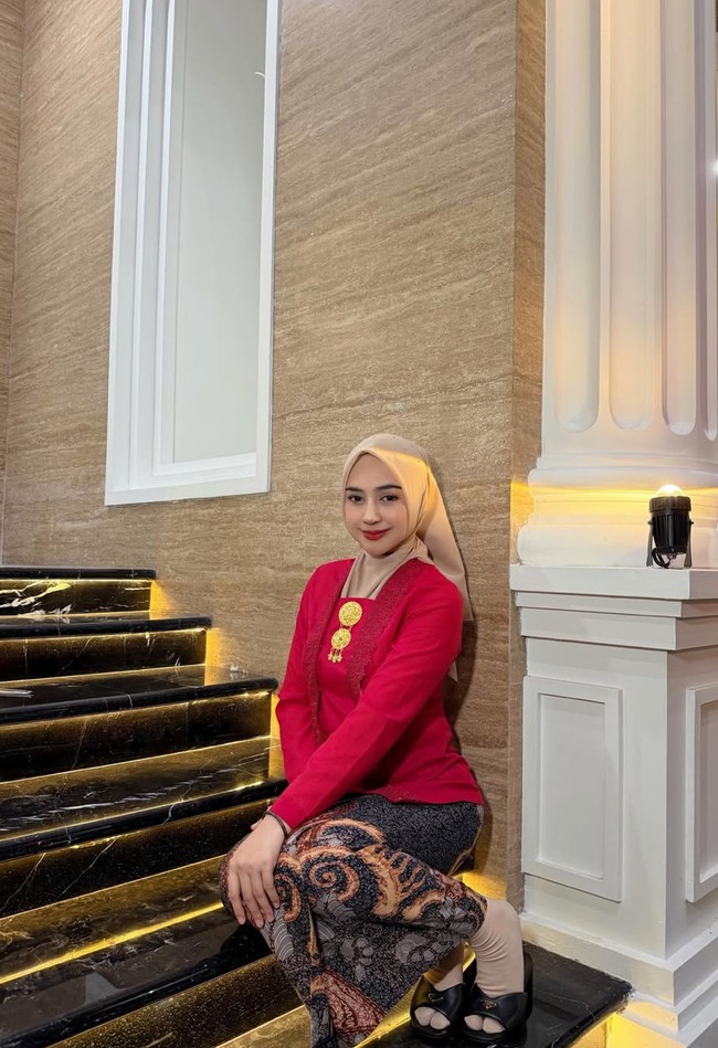 Penampilan Ria Ricis terbaru yang begitu manglingi sempat jadi sorotan. Belakangan diketahui jika ia telah menjalani rhinoplasty. Hal itu diungkapakan sendiri oleh Ricis saat membalas komentar-komentar di media sosialnya. Foto: Instagram/@riaricis1795