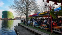 Santai Sejenak Menikmati Hari di Tepi Kanal Amsterdam