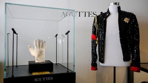 Sarung Tangan hingga Jaket Ikonik Michael Jackson Akhirnya Dilelang