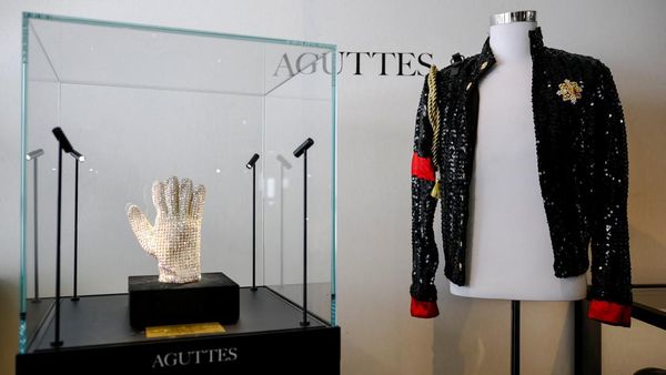 Sarung Tangan hingga Jaket Ikonik Michael Jackson Akhirnya Dilelang